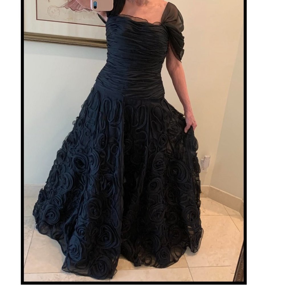 GOWN MADE BY ONE PRINCESS DI’S DRESSMAKER